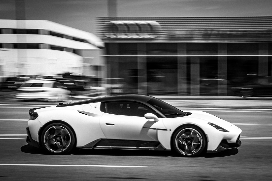 car-spotting-in-monochrome-benlevy